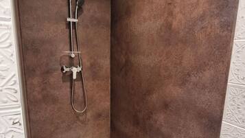 Douche, serviettes fournies, papier toilette