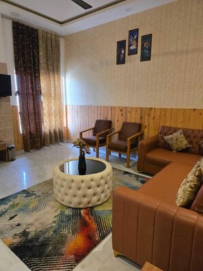 Escritorio, espacio para trabajar con laptop y wifi gratis 