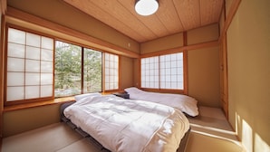 A traditional Japanese-style room with tatami flooring, shoji screens, and a wooden ceiling. - rinne 2nd living Kitakaruizawa Forest (Tsumagoi)
