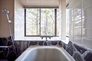 Baignoire et douche séparées, sèche-cheveux, chaussons, bidet