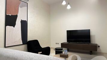 Superior-Apartment, 3 Schlafzimmer | Wohnbereich | 55-Zoll-Smart-TV mit Kabelempfang