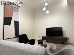 Leilighet – superior, 3 soverom | Oppholdsområde | En 55-tommers smart-TV med kabel-kanaler