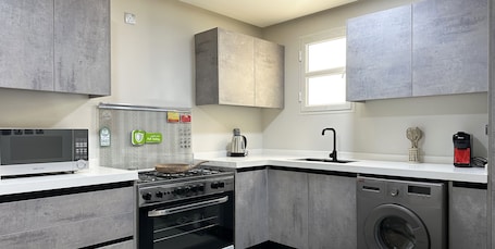 Refrigerador, microondas, placa de cocina, cafetera/tetera