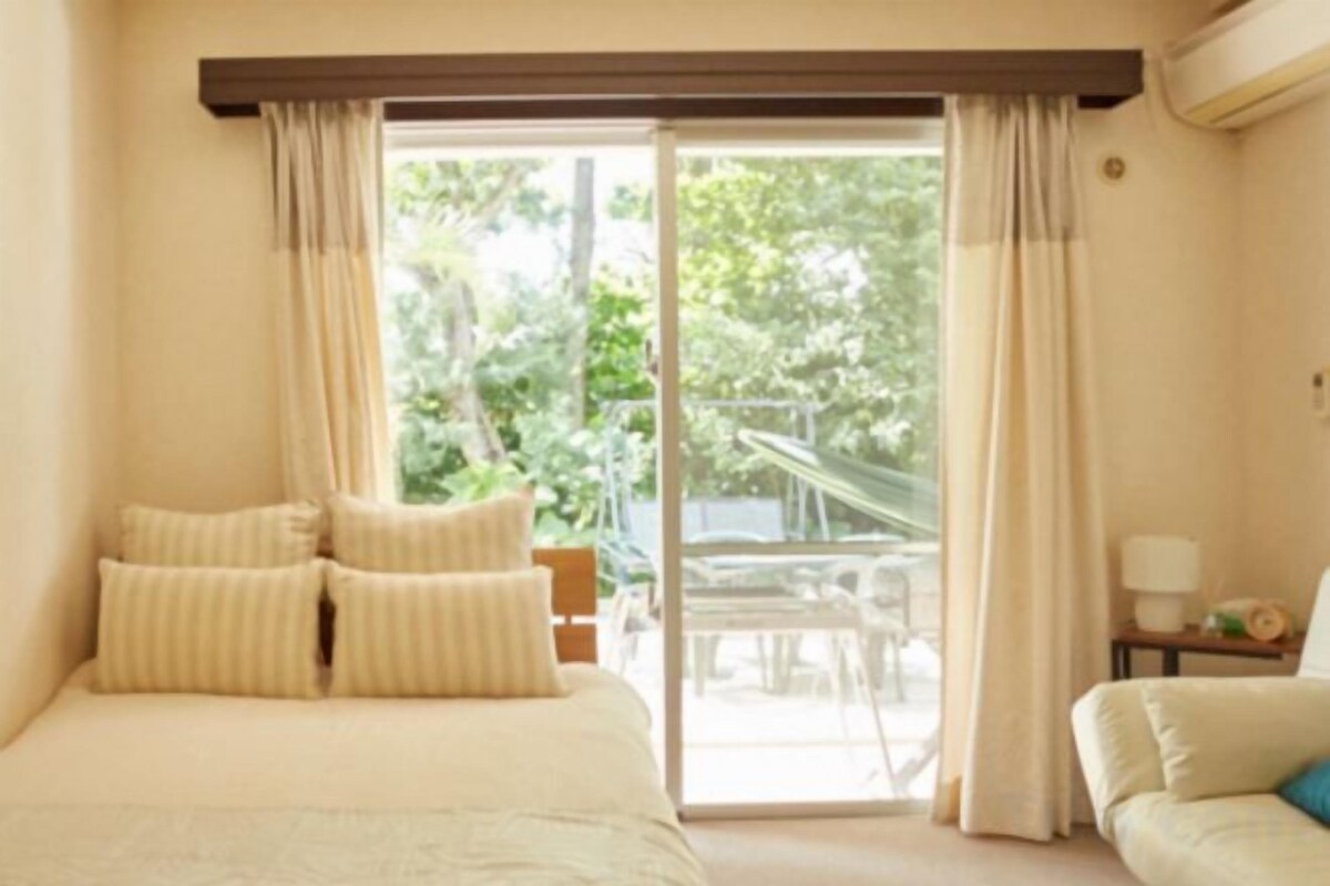 Tabla de planchar con plancha, wifi gratis y ropa de cama