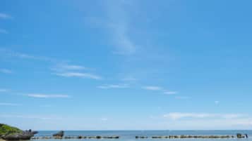 Pantai berhampiran, pasir putih