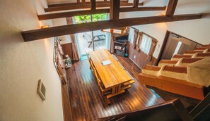 Cabaña básica, vista al jardín | Área de sala de estar