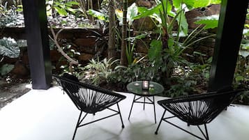 Habitación doble Deluxe, vista al jardín | Terraza o patio