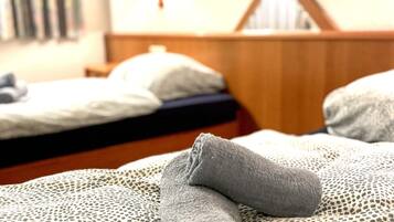 1 slaapkamer, een strijkplank/strijkijzer, beddengoed