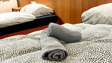 1 多间卧室、熨斗/熨衣板、床单
