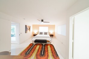 4 chambres, bureau, fer et planche à repasser, lit de bébé portatif