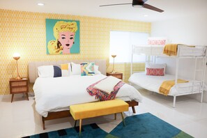 4 slaapkamers, een bureau, een strijkplank/strijkijzer, reisbedje