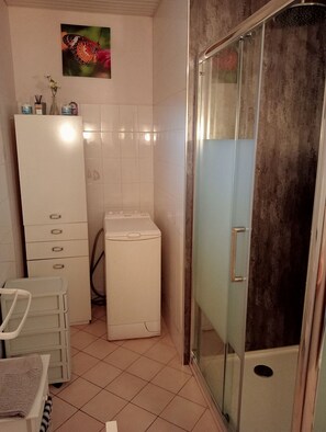 Douche, sèche-cheveux, serviettes fournies, savon