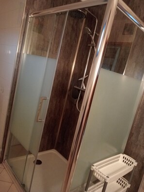 Douche, sèche-cheveux, serviettes fournies, savon