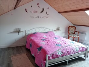 3 bedrooms, iron/ironing board, free WiFi, bed sheets