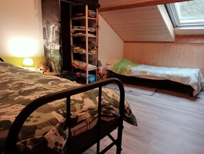 3 bedrooms, iron/ironing board, bed sheets