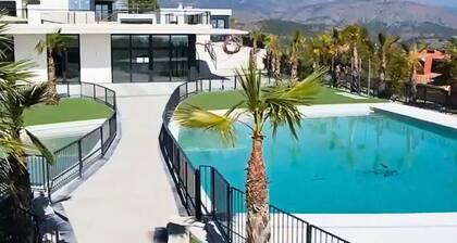 Houses & Villas for 6 People