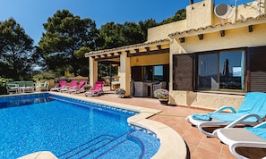 من حمّامات السباحة المغطاة، حمّام سباحة خارجي