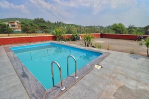 8 kolam renang indoor