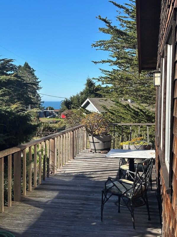 Terrace/patio - Lovely Craftsman light filled 2 bedroom 2 bath house in Mendocino (Mendocino)