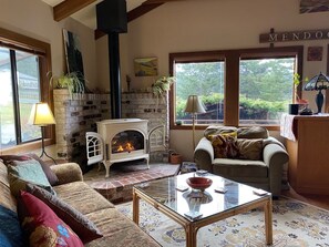 Living area - Lovely Craftsman light filled 2 bedroom 2 bath house in Mendocino (Mendocino)