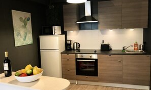 Fridge, microwave, oven, coffee/tea maker - 3 Rooms 4 People (Torremolinos)