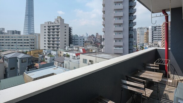 A balcony with a view of a cityscape, including a tall tower and several buildings. - Room 701 Gureisumukojima (Tokyo)