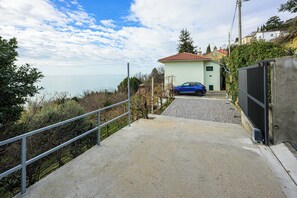Ein Wohngebiet mit befestigter Auffahrt, die zu einem Haus mit rotem Ziegeldach führt.