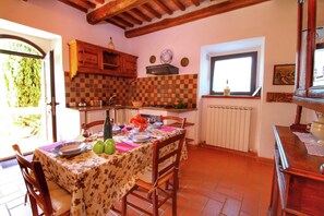 Four, tables à manger