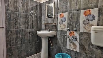 Deluxe Triple Room | Bathroom | Towels, soap, toilet paper