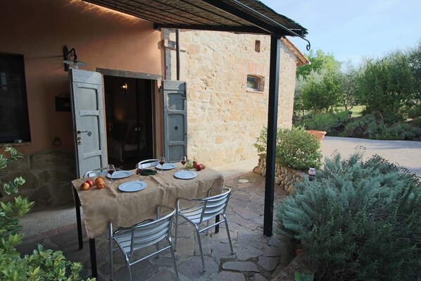 Outdoor dining - Agriturismo near Lake Trasimeno with Pool (Castiglione del Lago)