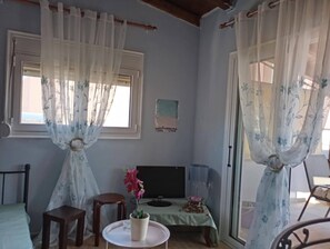 2 bedrooms, iron/ironing board, bed sheets