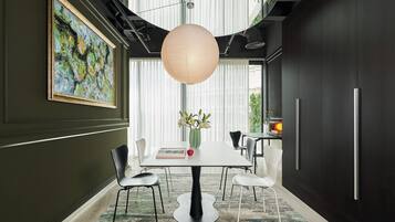 Junior-Suite, 1 King-Bett, Balkon, Stadtblick | Wohnzimmer | Fernseher