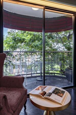 Deluxe Balcony King | Living room | TV