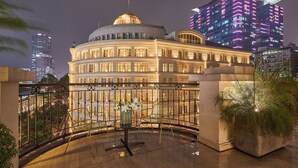 ห้องจูเนียร์สวีท, เตียงคิงไซส์ 1 เตียง, ระเบียง, วิวเมือง | ห้อง  นั่งเล่น