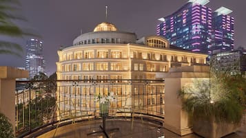 Suíte júnior, 1 cama King, sacada, vista para a cidade | Sala de estar | TV