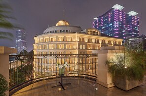 Suite – junior, 1 kingsize-seng, balkong, byutsikt | Oppholdsrom | TV