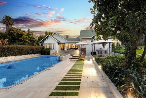Luxurious 5 Bedroom Bryanston Getaway