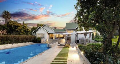 Luxurious 5 Bedroom Bryanston Getaway