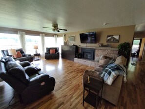 Smart-TV, Kamin, Bücher