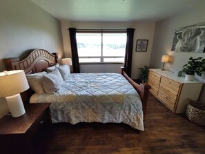 3 bedrooms, desk, iron/ironing board, travel cot