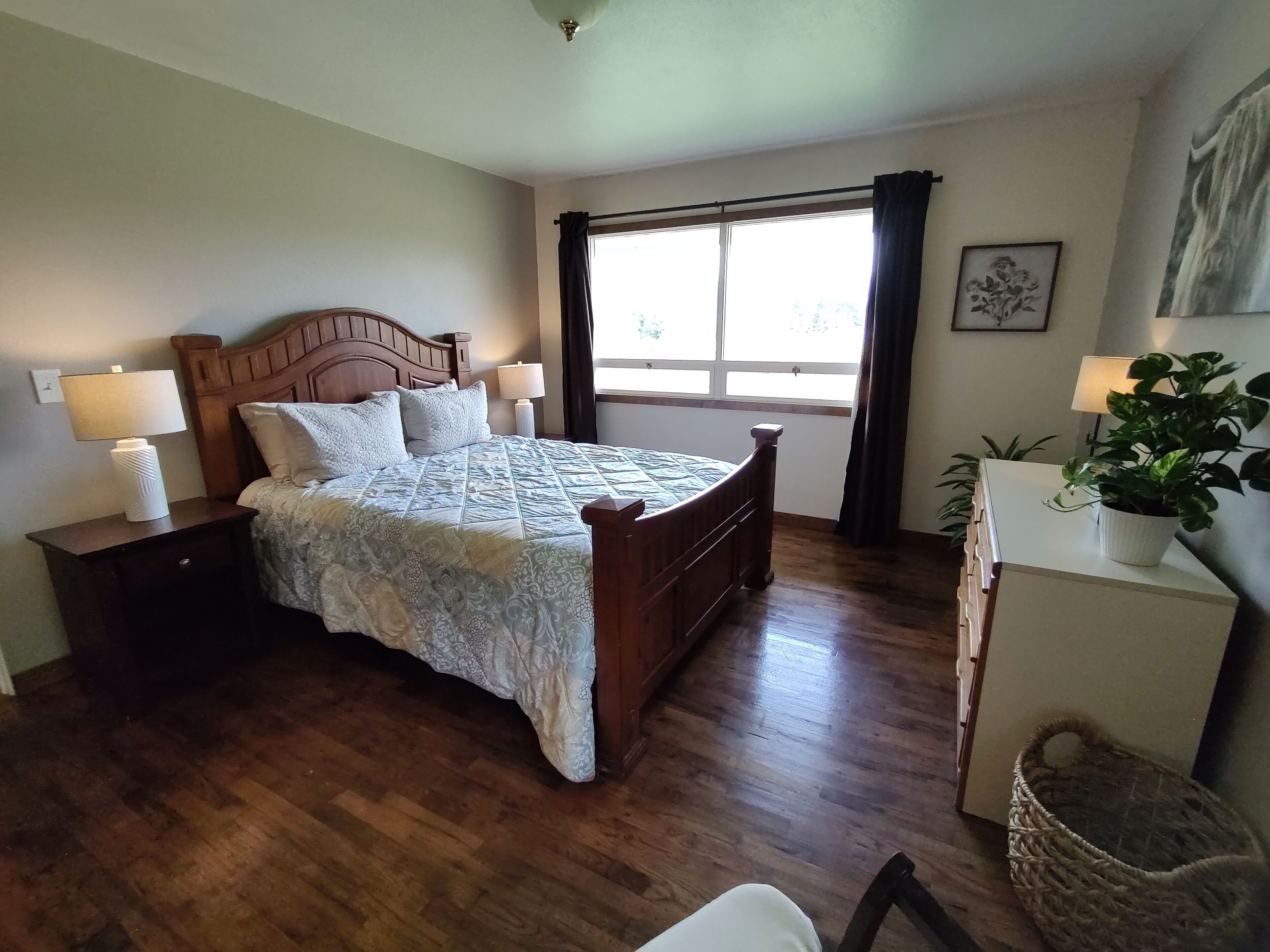 3 chambres, bureau, fer et planche à repasser, lit parapluie