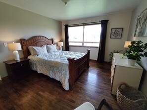 3 bedrooms, desk, iron/ironing board, travel cot