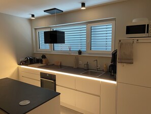 Kühlschrank, Mikrowelle, Ofen, Herdplatte