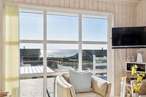 Fireplace, stereo - Lovely holiday home with sea view (Faaborg)
