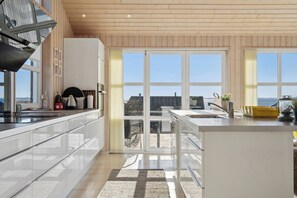 Fridge, microwave, oven, stovetop - Lovely holiday home with sea view (Faaborg)