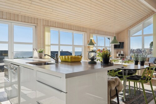 Lovely holiday home with sea view