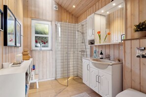 Shower - Lovely holiday home with sea view (Faaborg)