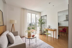 Deluxe Room, City View | Living area