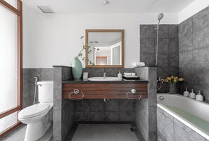 Maisonette | Badezimmer | Dusche, Regendusche, kostenlose Toilettenartikel, Haartrockner