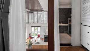 Una cocina moderna con comedor, una escalera y vistas al exterior.